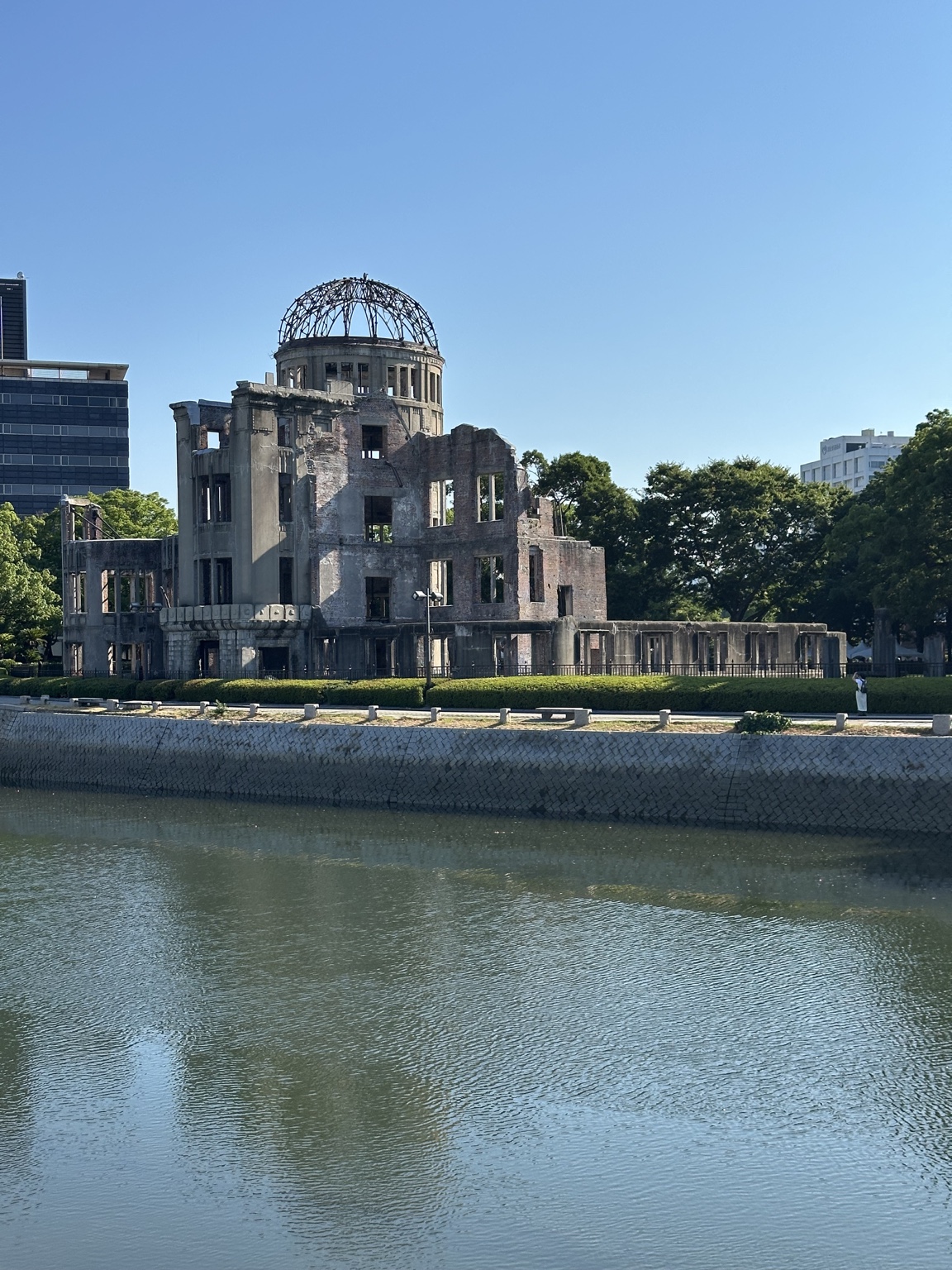川越しに望む原爆ドーム