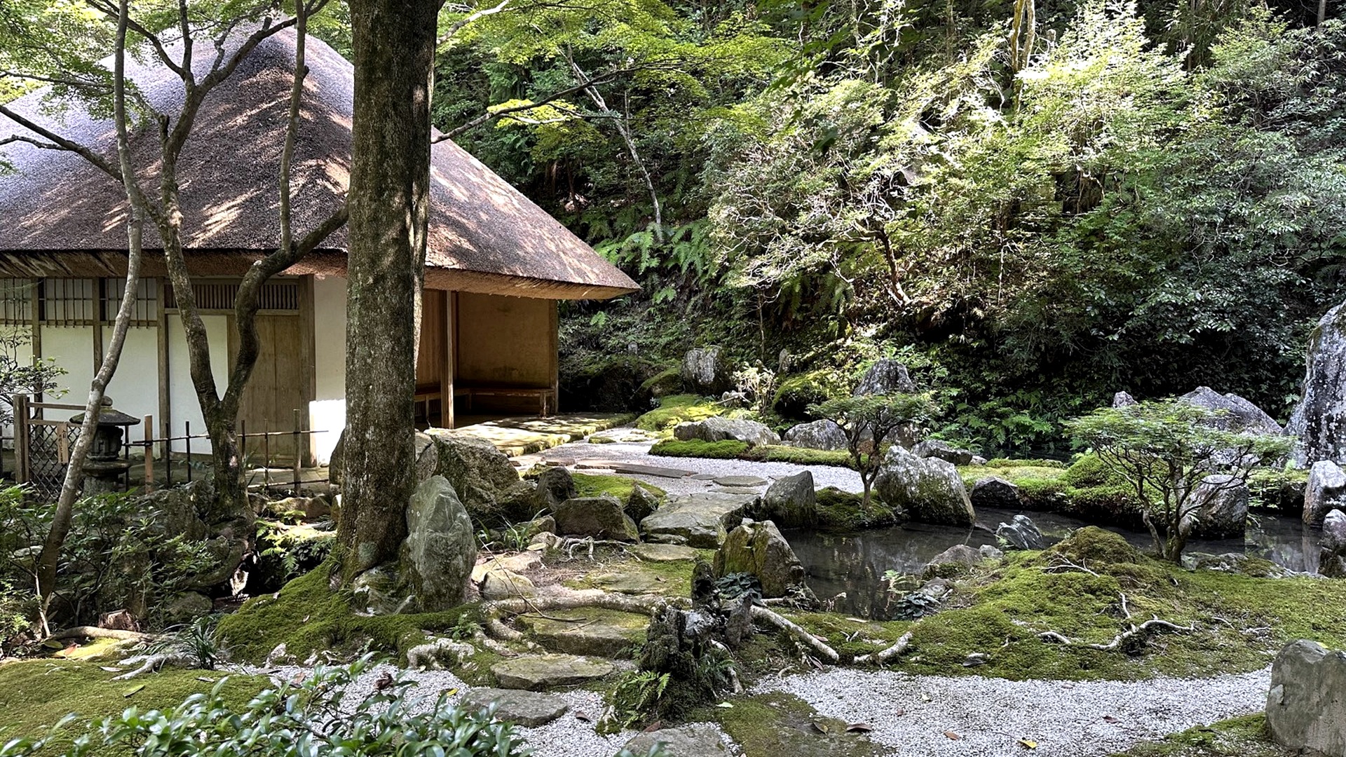 三滝寺の参道途中に見える日本庭園と建物