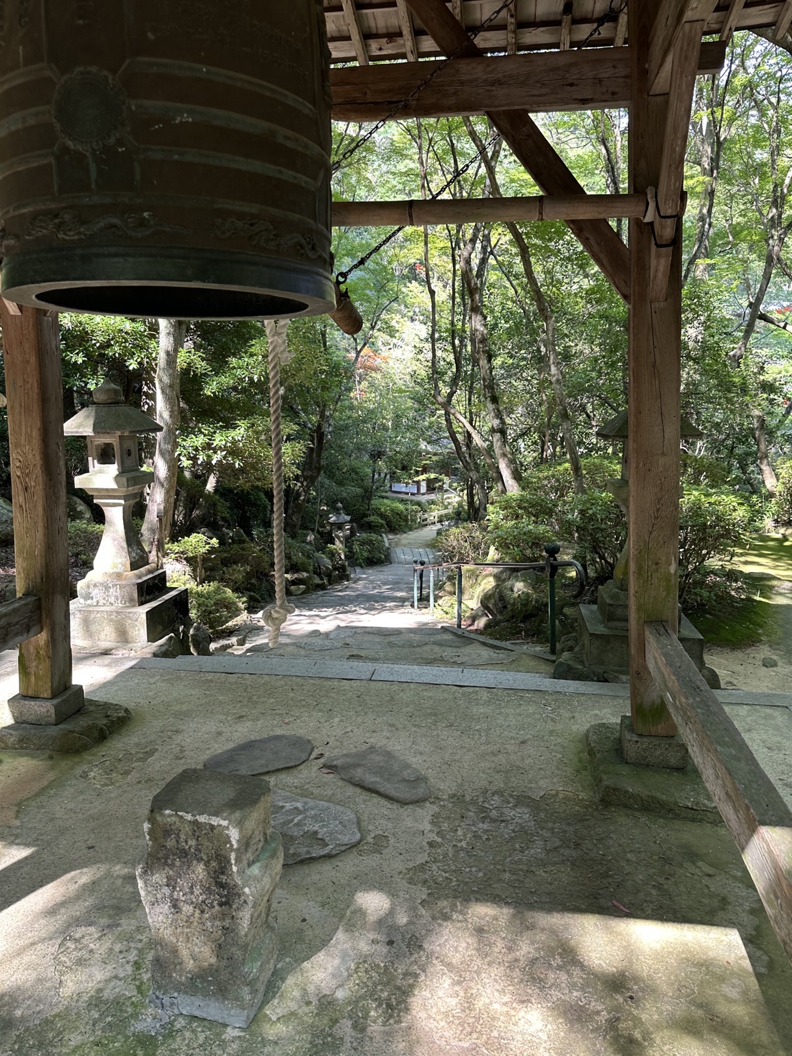 木々に囲まれた三滝寺の鐘