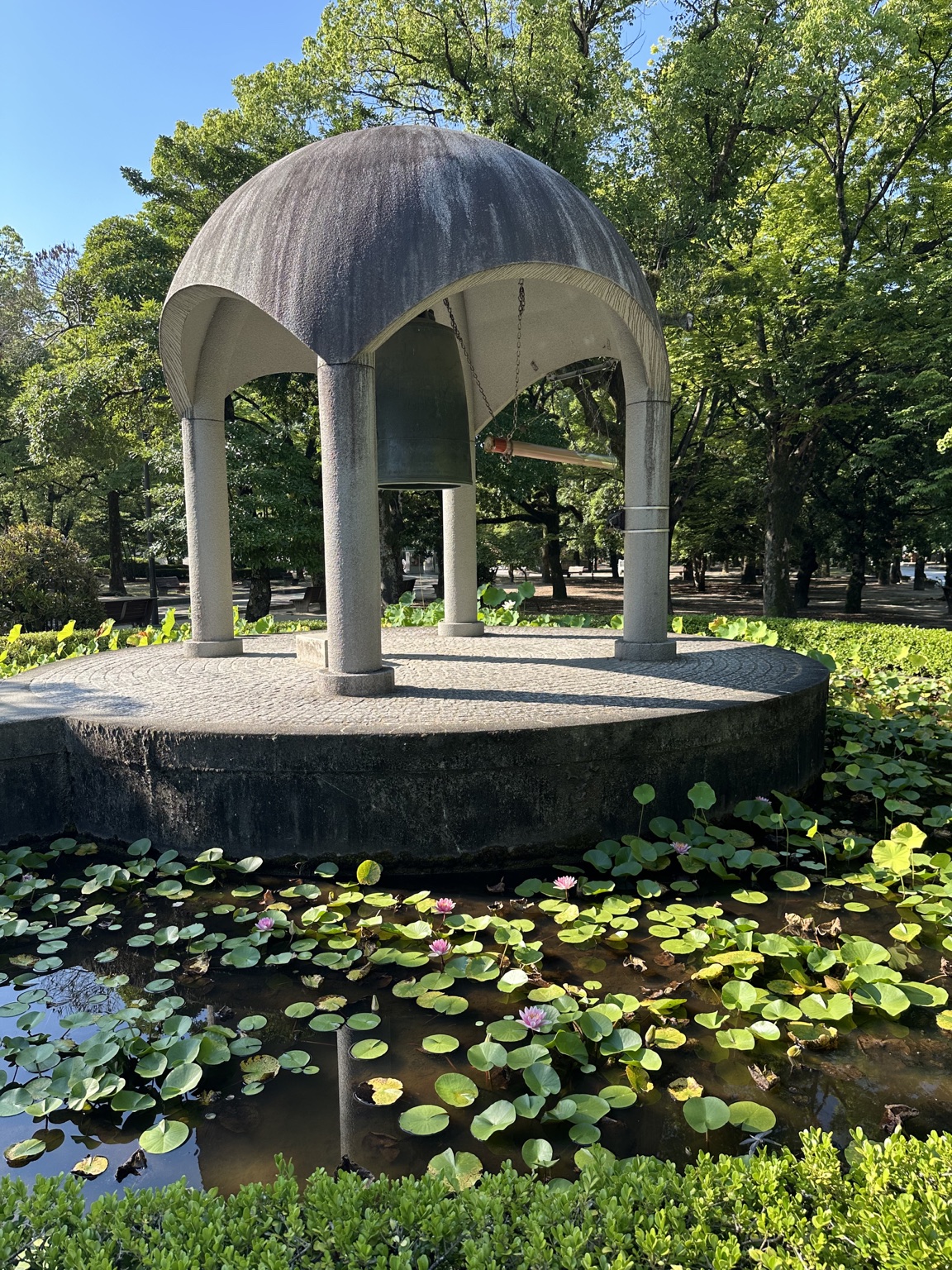 蓮の花に囲まれた広島平和記念公園の平和の鐘
