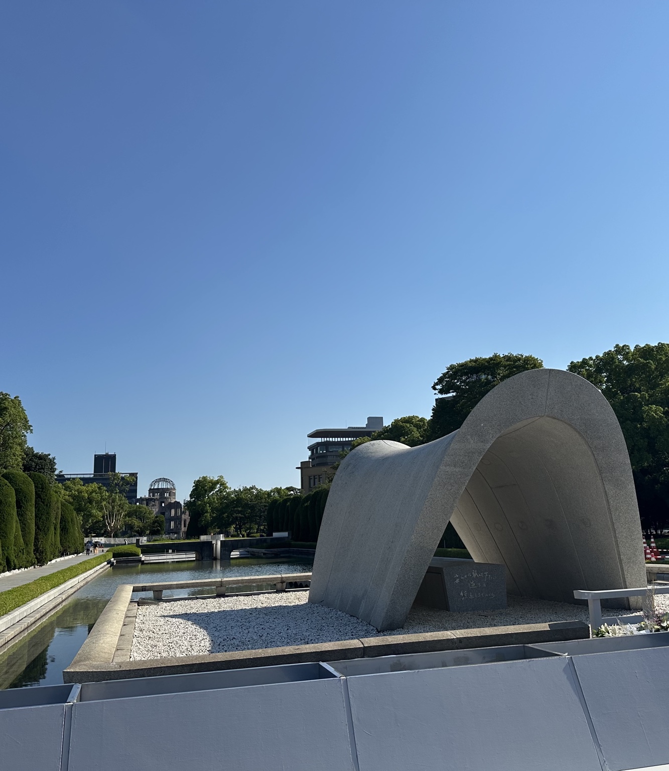 慰霊碑の向こうに原爆ドームを望む平和記念公園