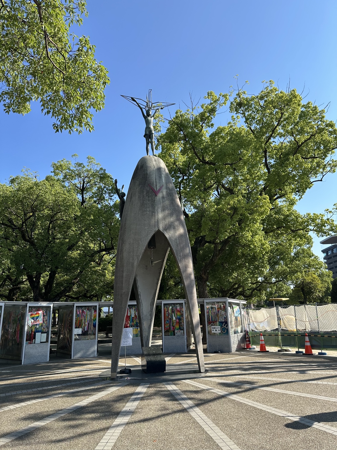 平和記念公園の原爆の子の像と折り鶴