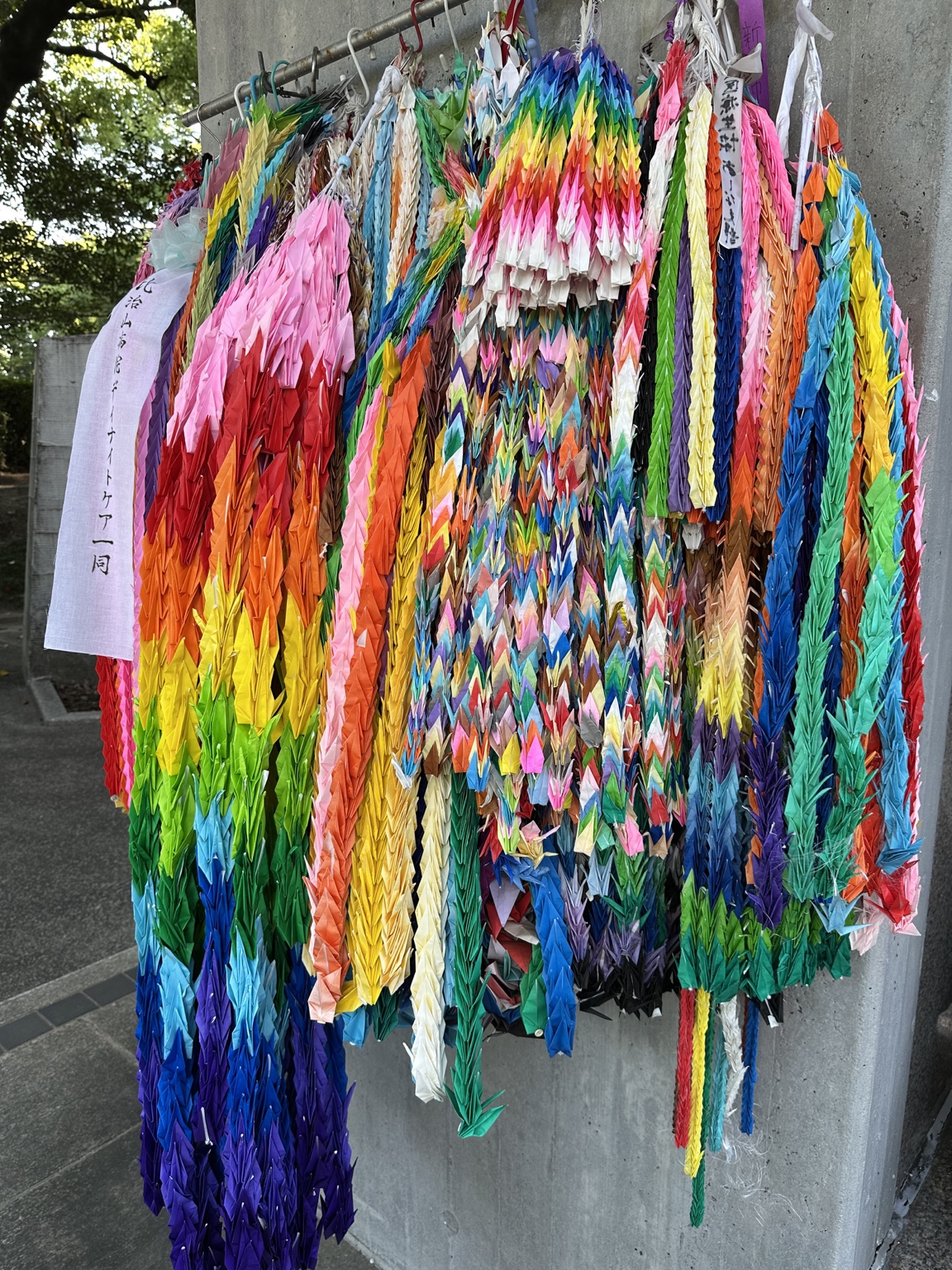 世界各地から平和記念公園へ届けられた色鮮やかな折り鶴