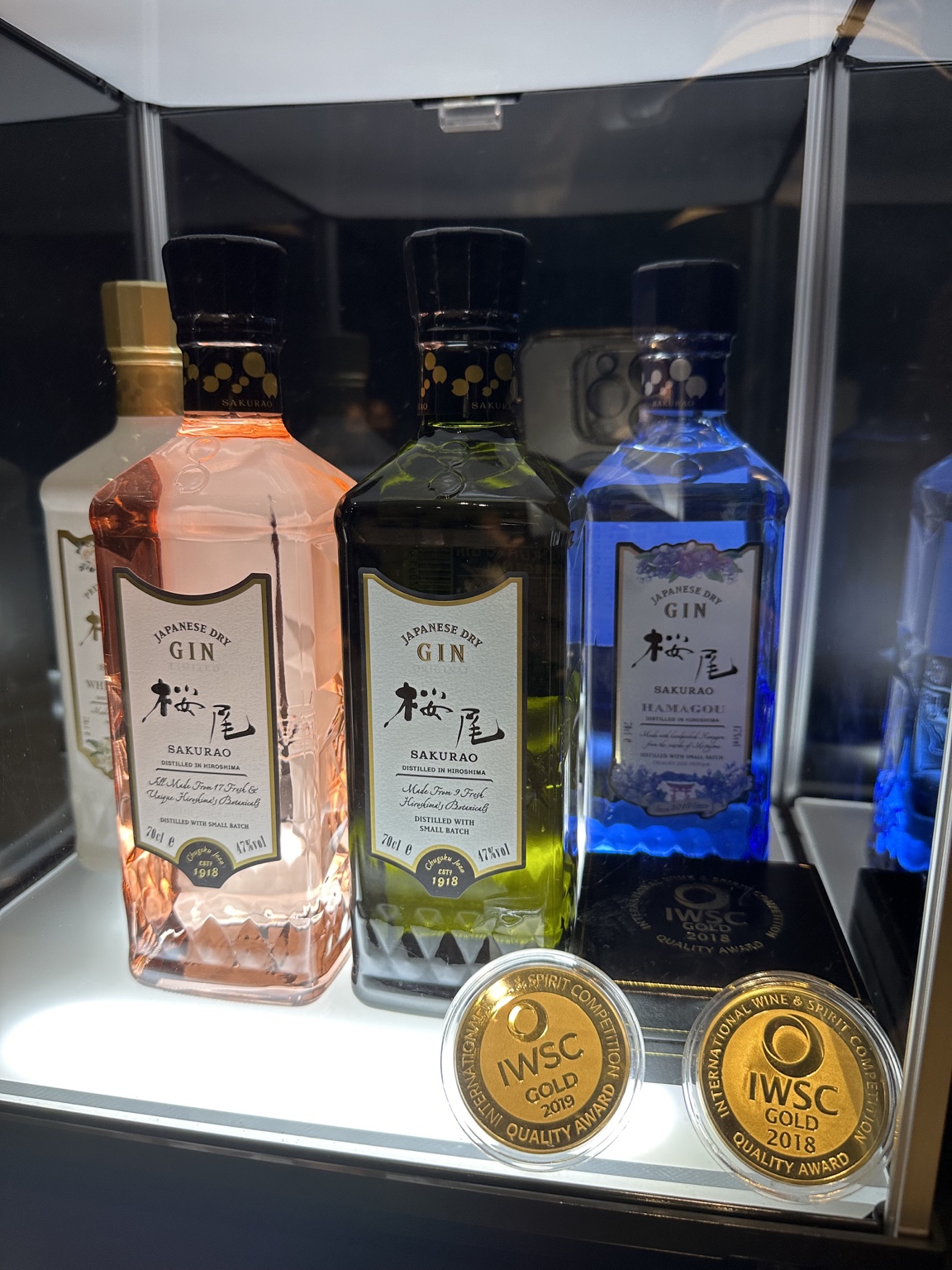 受賞メダルと並ぶSAKURAO GINのボトル