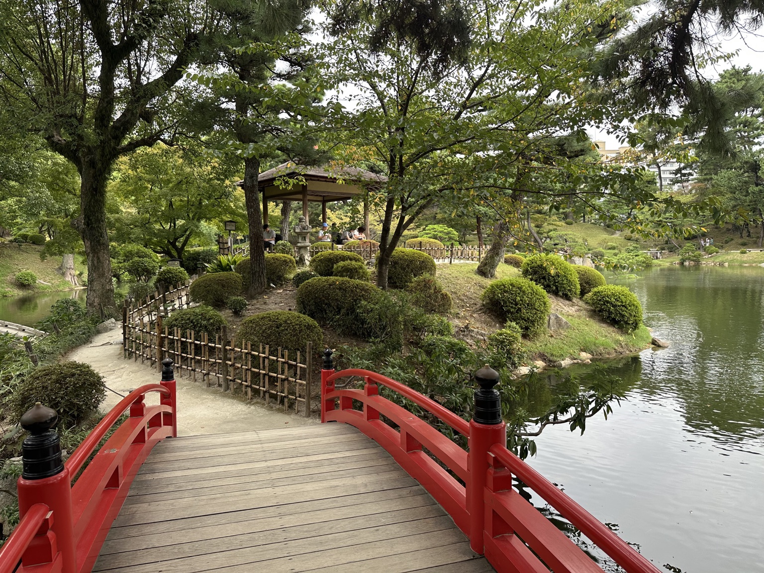 縮景園の池に架かる朱色の橋