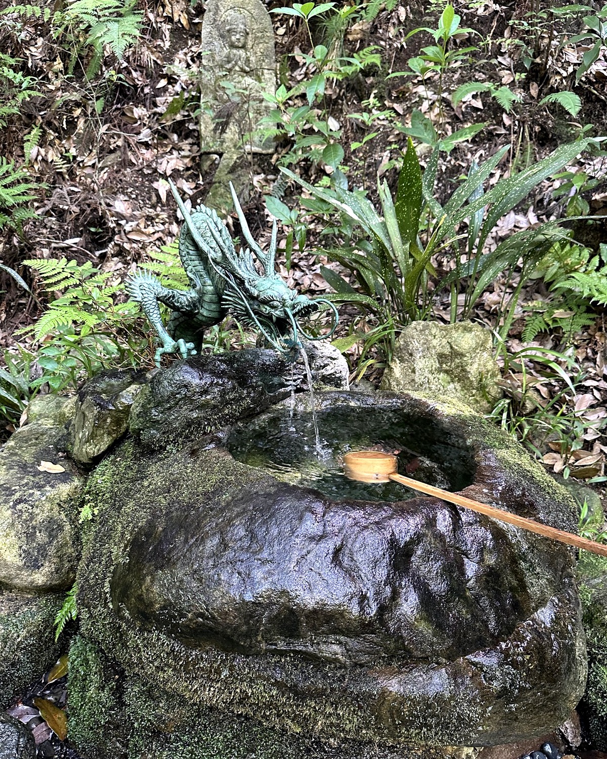 龍の口から清水が流れる三滝寺の手水