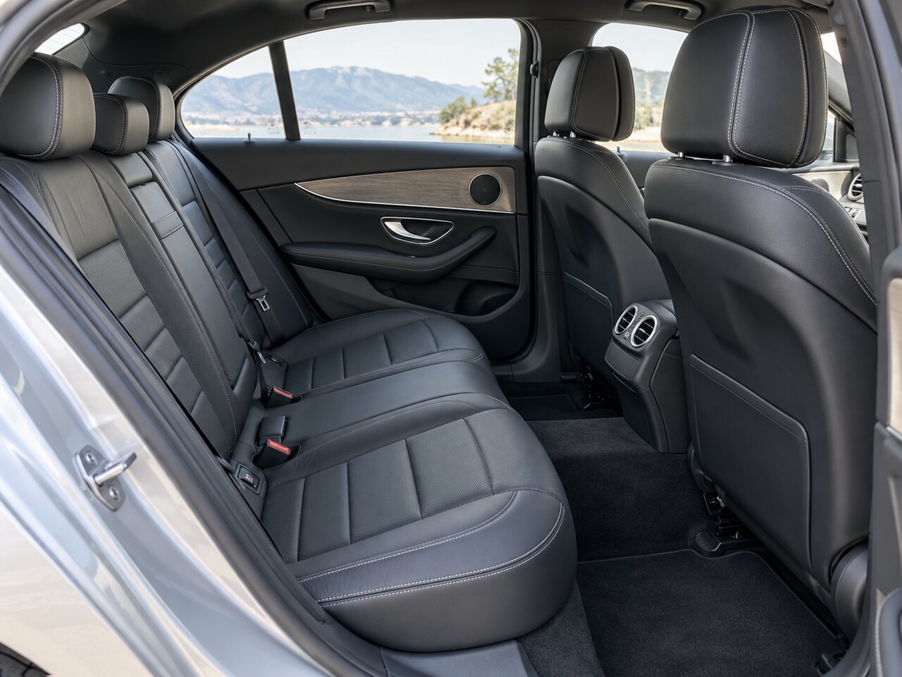 Mercedes-Benz E 200 Sportsの後部座席イメージ