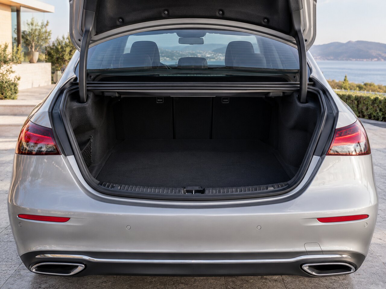 Mercedes-Benz E 200 Sportsの荷室イメージ