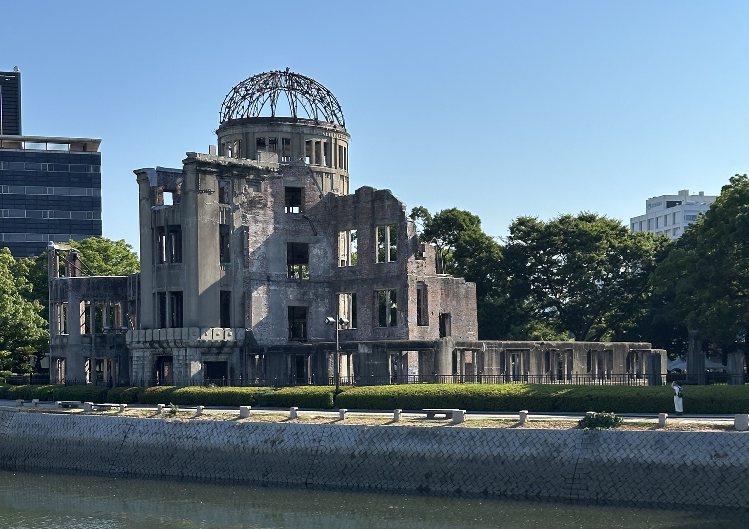 川越しに望む原爆ドームの全景