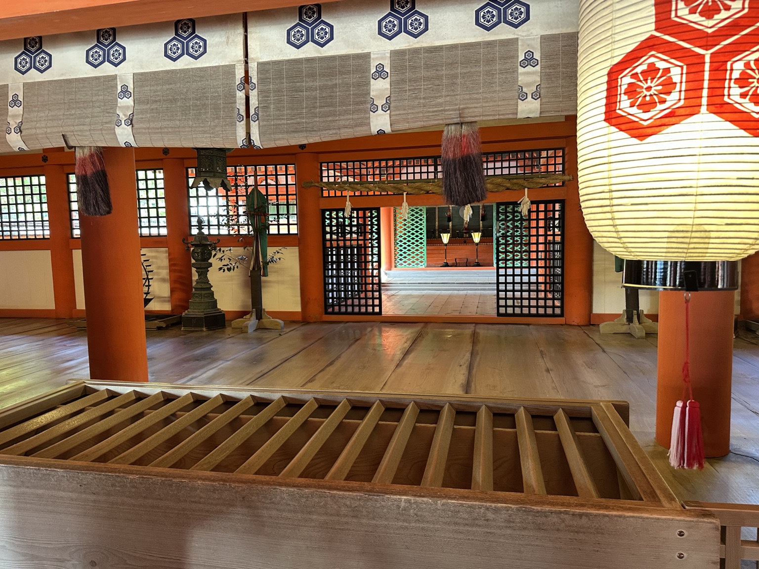 提灯と朱色の柱に包まれた嚴島神社の祈りの空間