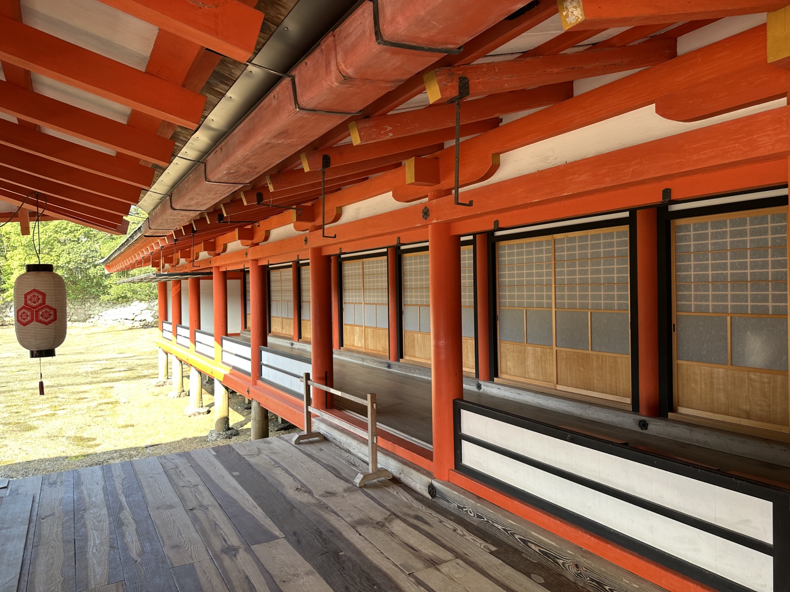 朱色の柱と回廊が続く嚴島神社の社殿