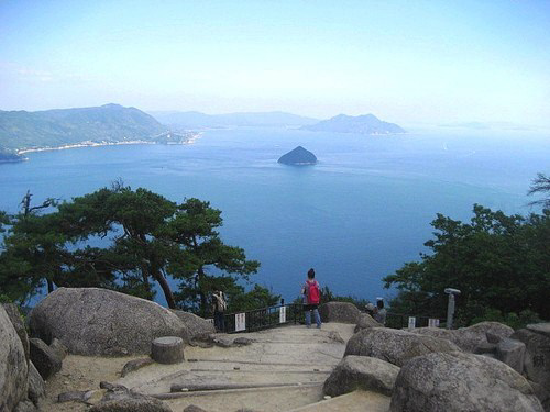 弥山の獅子岩から瀬戸内海と島々を望む景色