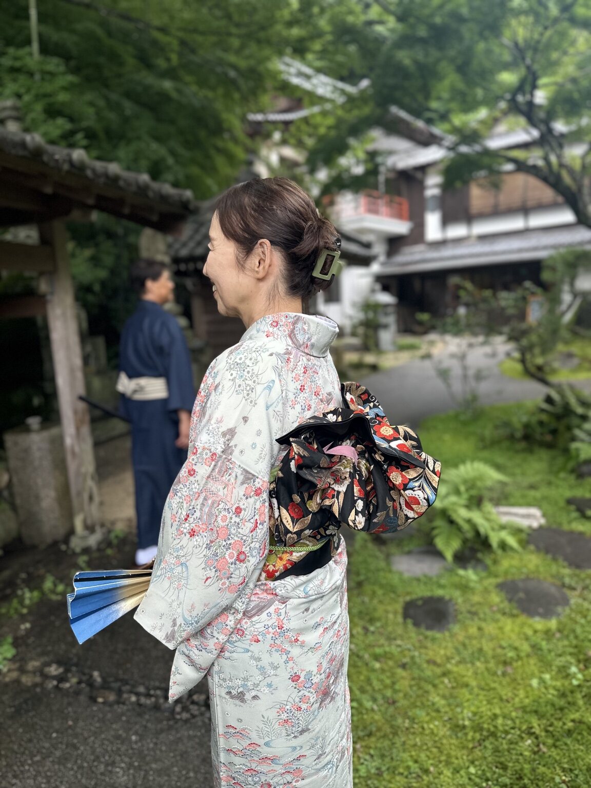 着物姿で歴史ある寺の庭を歩くひととき