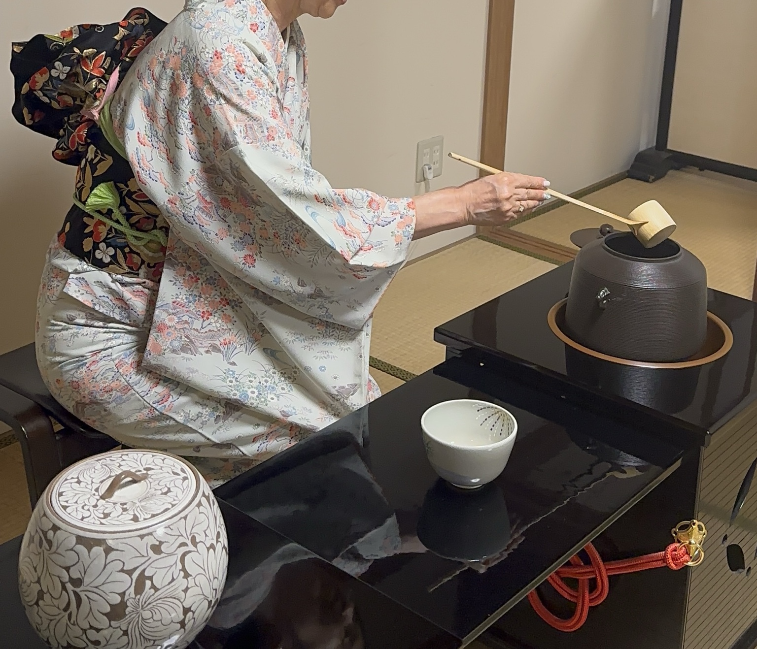 Tea ceremony experience while dressed in kimono
