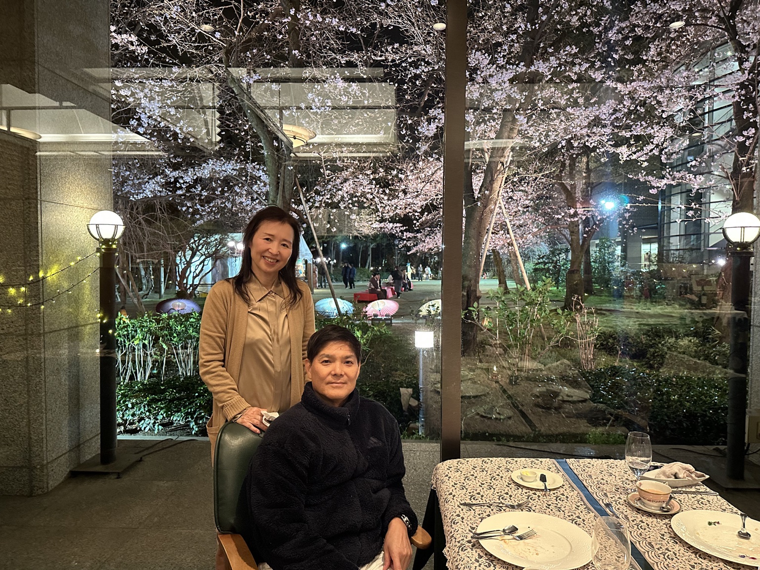 桜を背景にしたHiroshiとNoriko