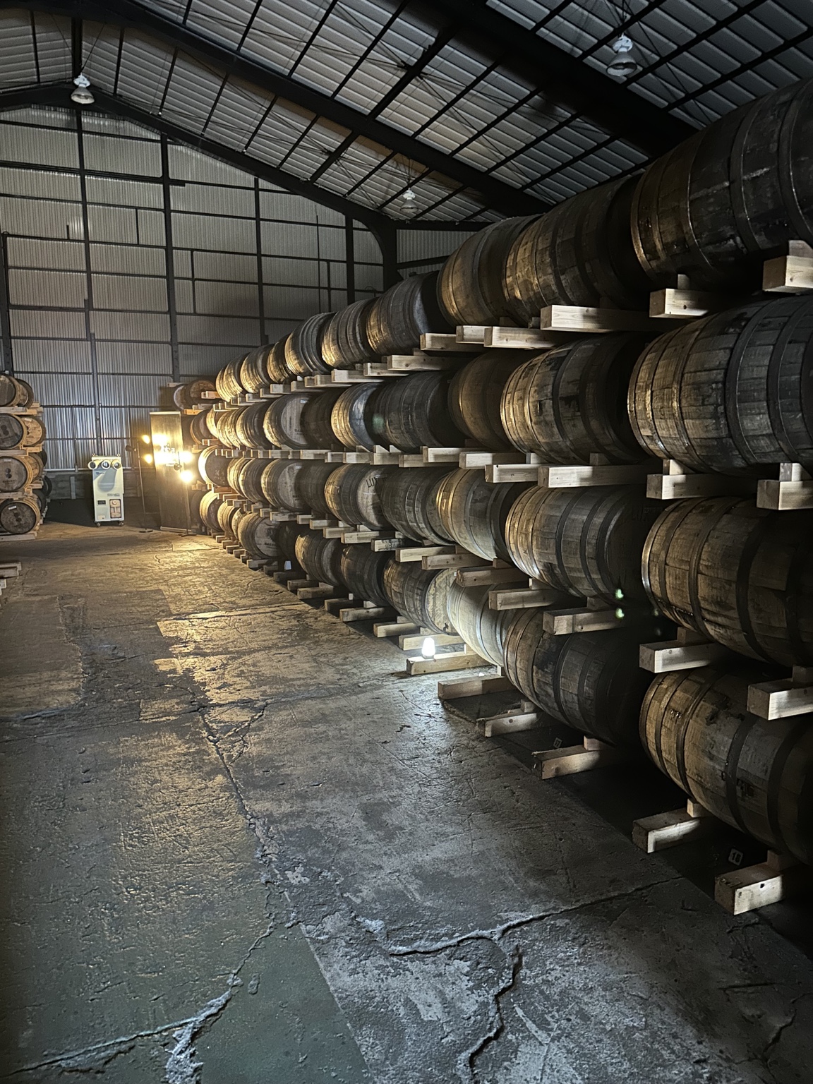 SAKURAO DISTILLERYの樽が並ぶ貯蔵庫
